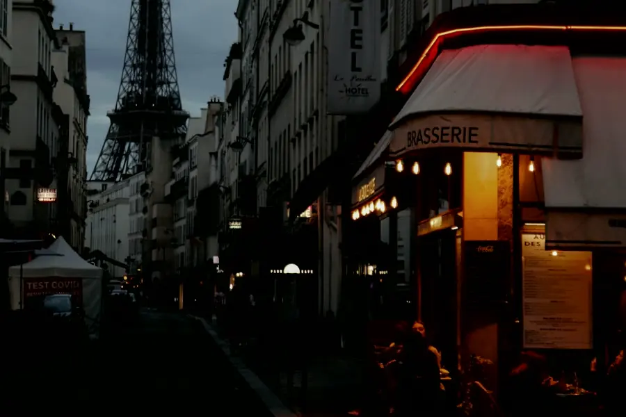 Rue de Paris au crépuscule, terrasse éclairée