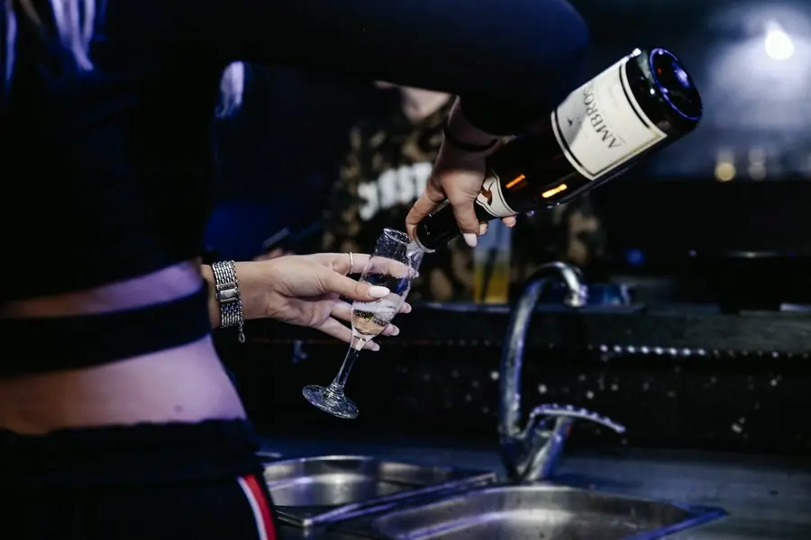 Service de champagne dans un club parisien