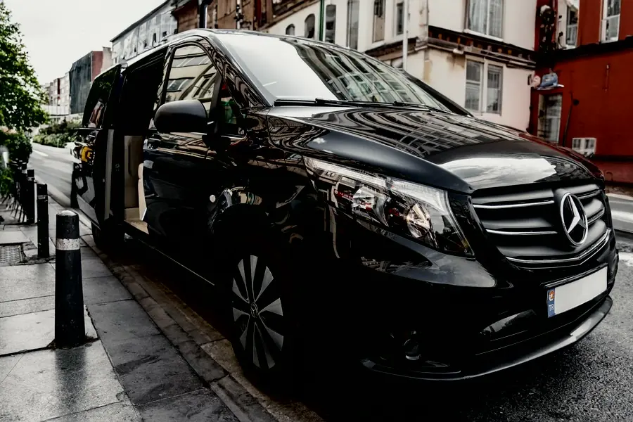 Van avec chauffeur devant un immeuble parisien