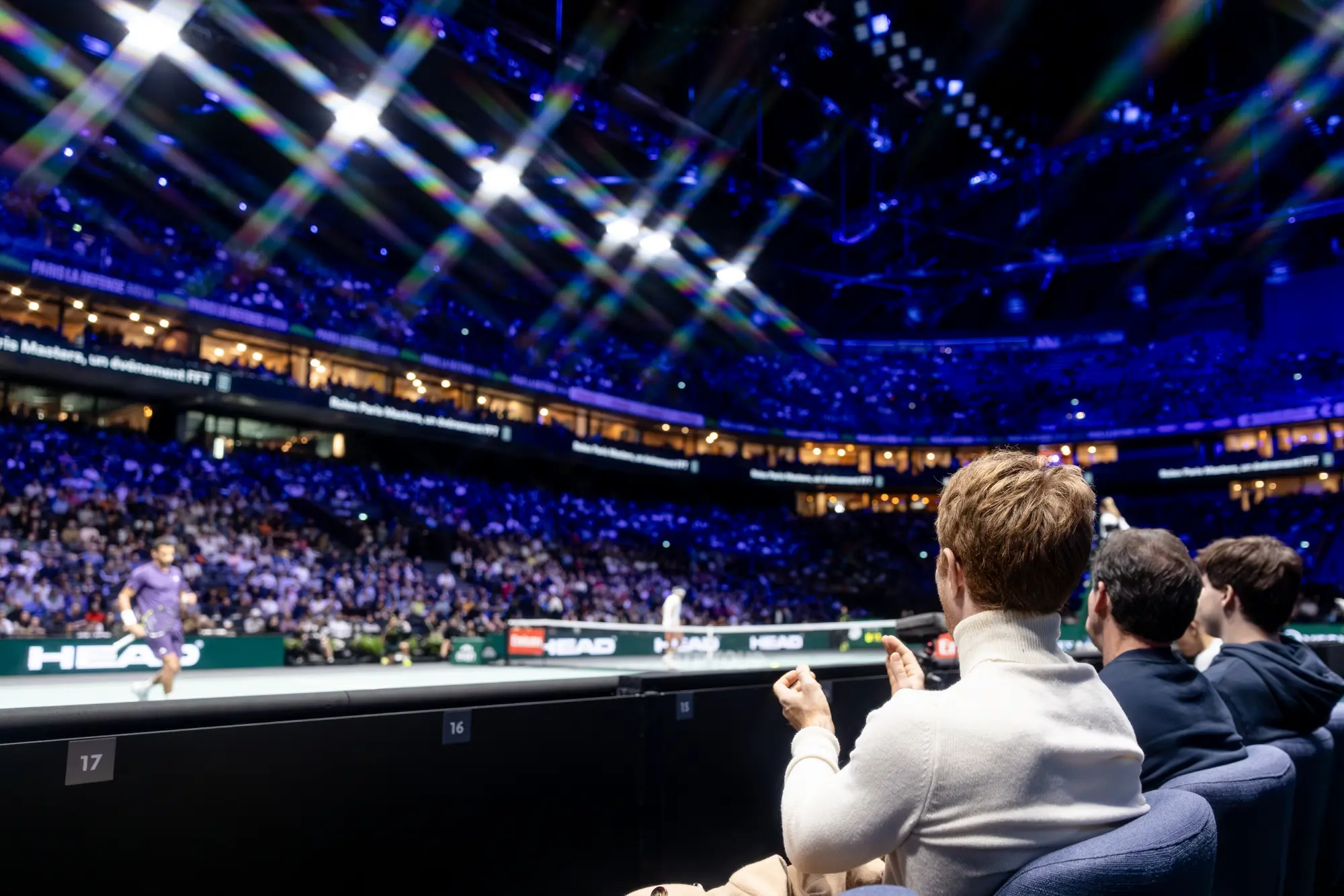 Vue depuis les places, Courtside